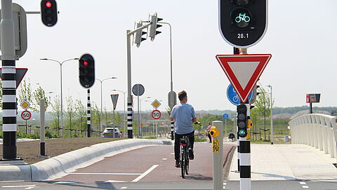 Foto fietser steekt over kruispunt Tjalmaweg Valkenburg